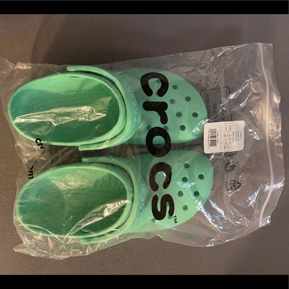 NWT-Pistachio size 8 Women’s crocs fits a size 8-9